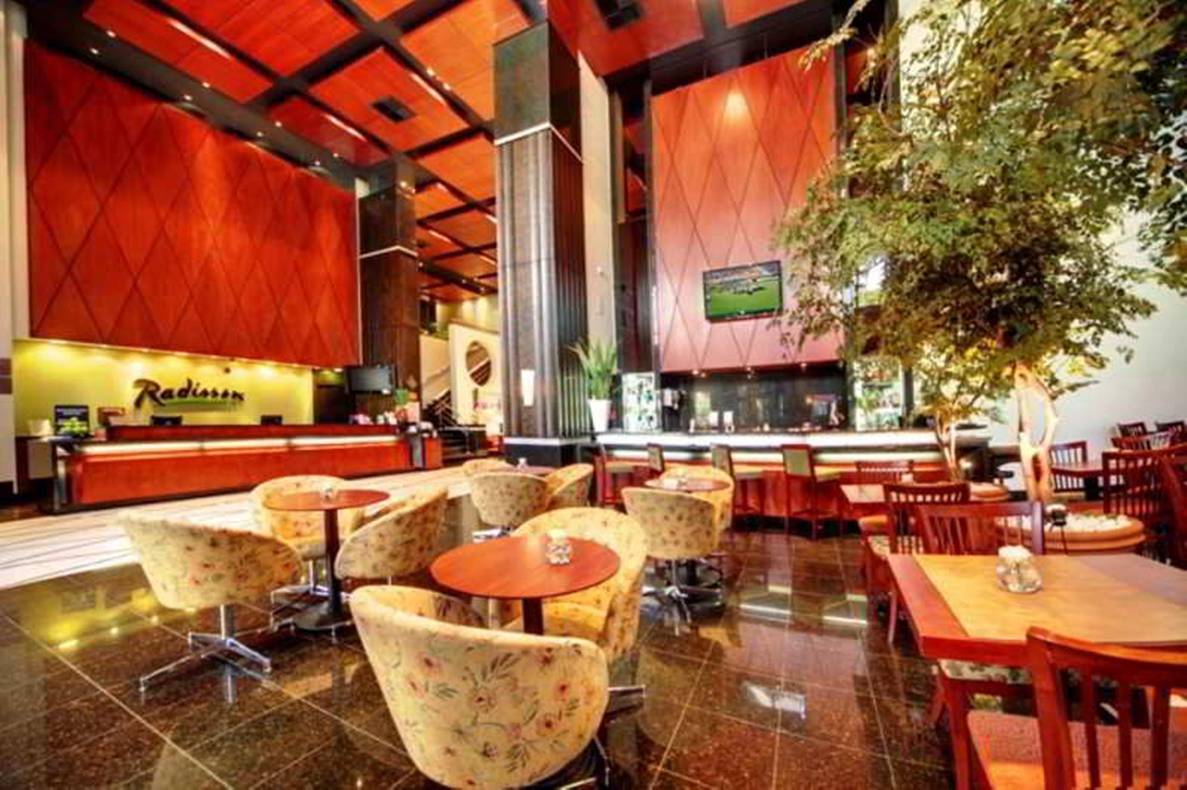 拉迪森库里蒂巴酒店 库里提巴 外观 照片 The lobby lounge