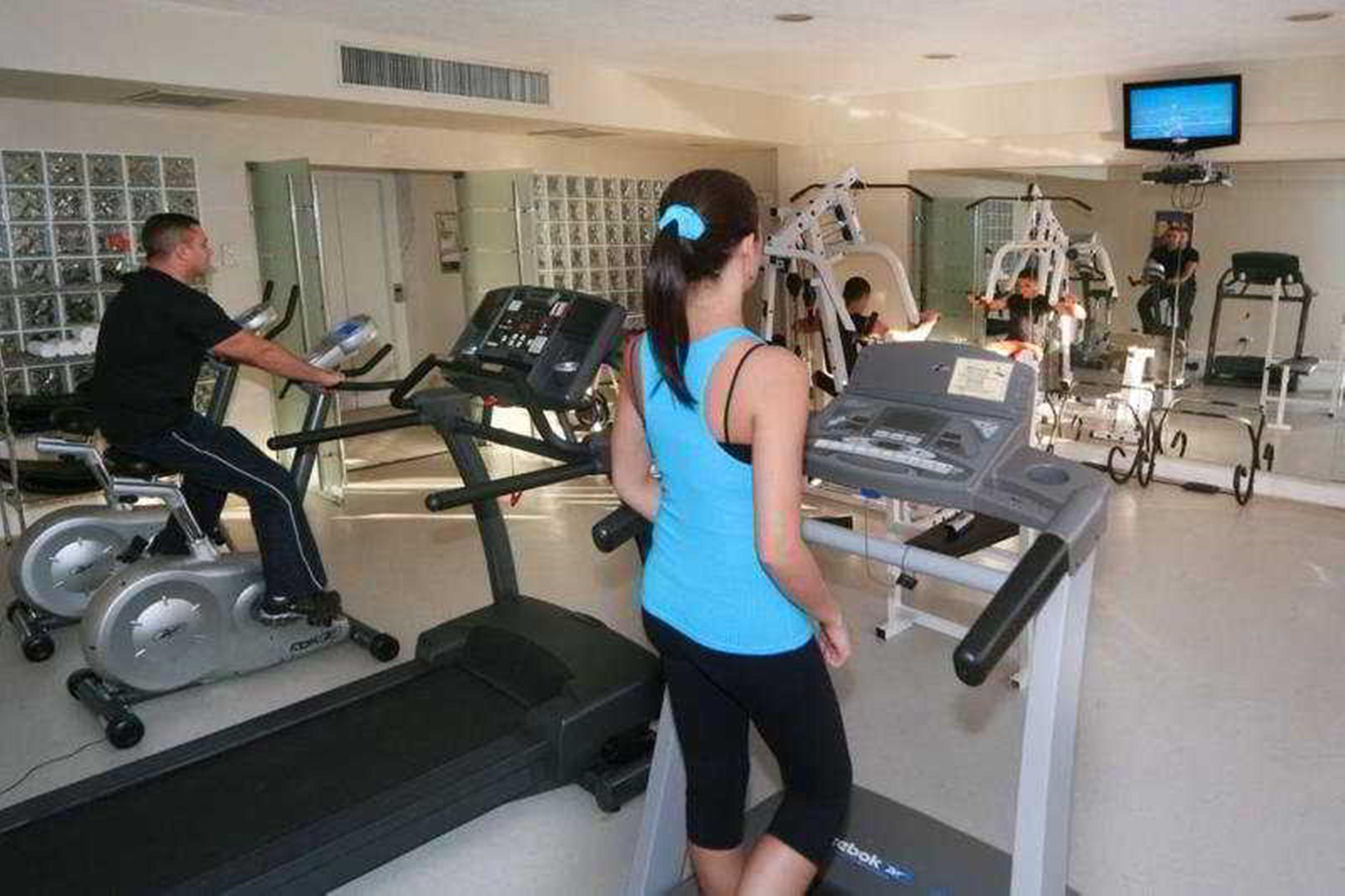 拉迪森库里蒂巴酒店 库里提巴 外观 照片 A woman exercising on a treadmill
