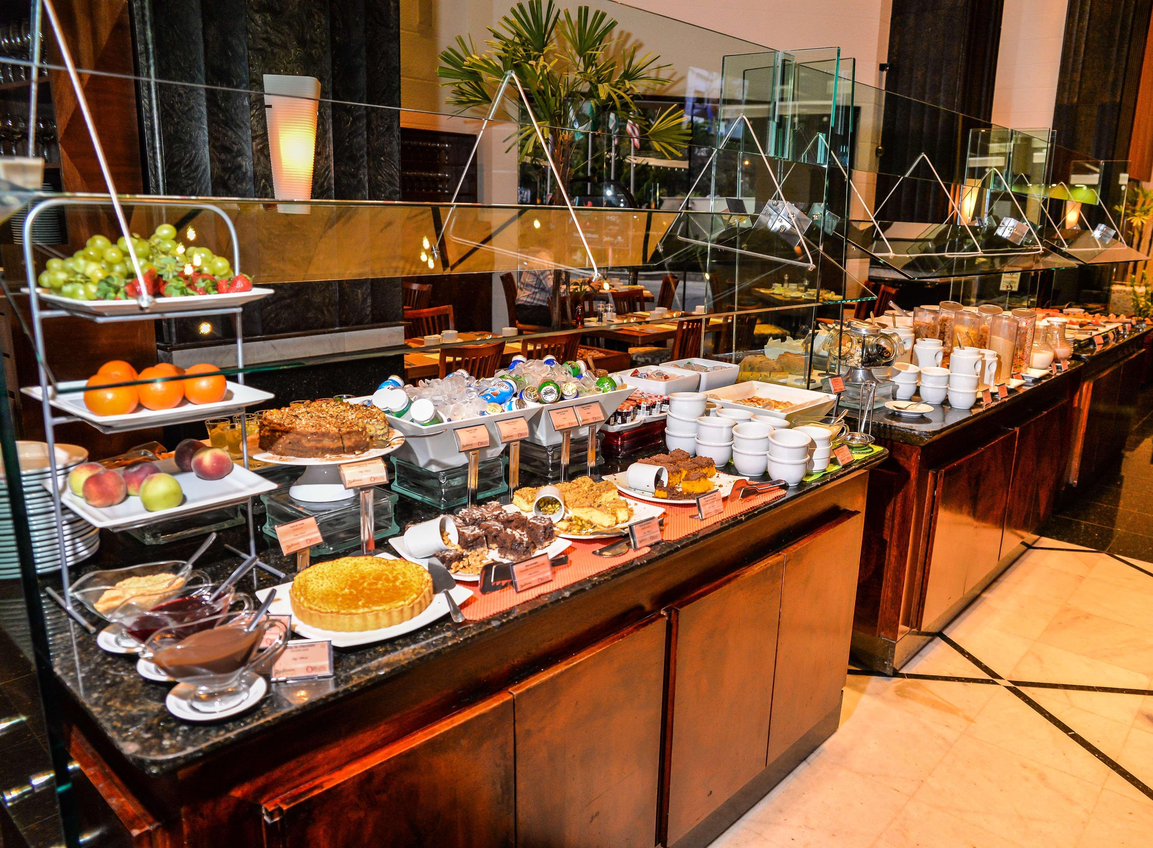 拉迪森库里蒂巴酒店 库里提巴 外观 照片 A dessert buffet