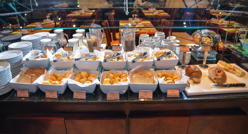拉迪森库里蒂巴酒店 库里提巴 外观 照片 A buffet at a hotel